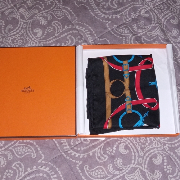 🧡 New With Box HERMES small Silk Scarf - Picture 3 of 9
